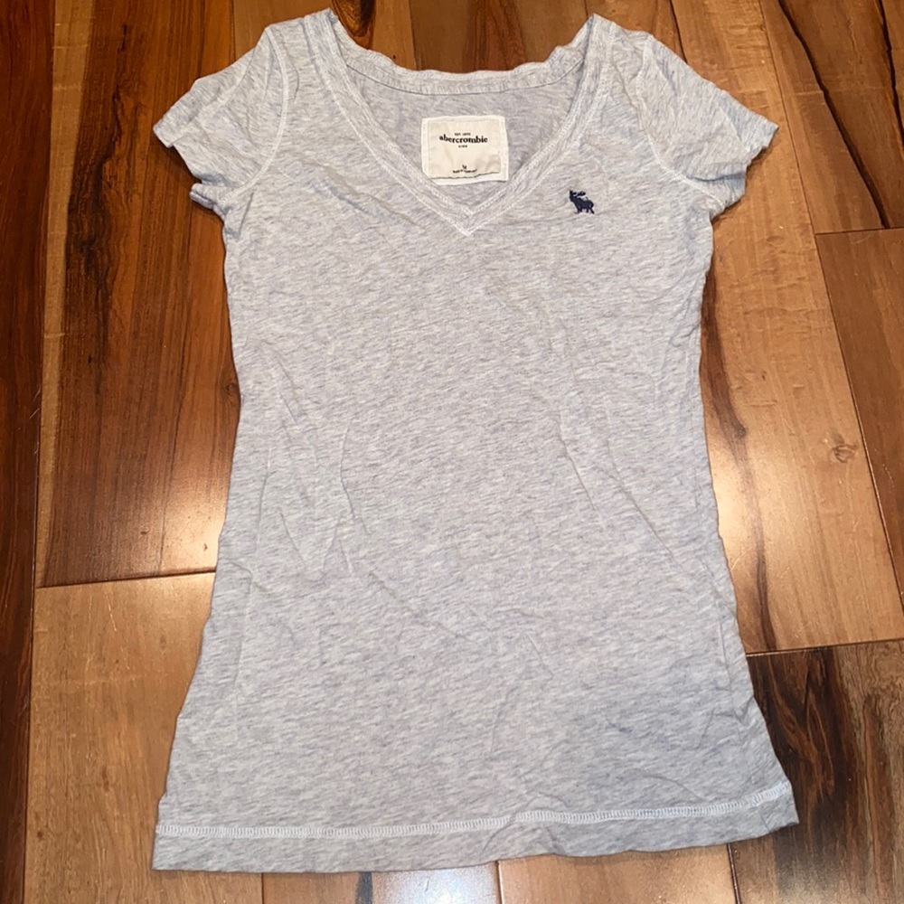 NWOT- ABERCROMBIE KIDS V-NECK CLASSIC TEE - GIRLS MEDIUM